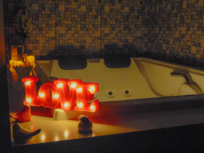 Foto de um banheiro com banheira de hidromassagem decorado para uma lua de mel