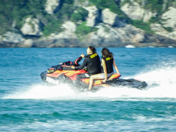 andar de jet ski em alta velocidade