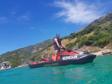 aproveitando jet ski em arraial do cabo