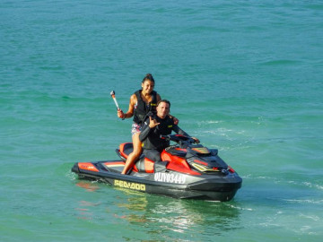casal apaxionado acenando de jet ski em cabo frio